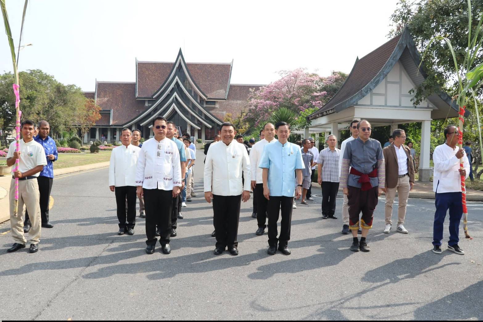 title - ศพส. จัดงาน “รักแห่งศิลป์ รักแห่งแผ่นดิน” เพื่อน้อมรำลึกในพระมหากรุณาธิคุณของสมเด็จพระนางเจ้าสิริกิติ์ พระบรมราชินีนาถ พระบรมราชชนนีพันปีหลวง ณ ศูนย์ส่งเสริมและพัฒนาอาชีพเสริมนอกภาคการเกษตร (ศูนย์ศิลปาชีพบางไทรฯ เดิม)